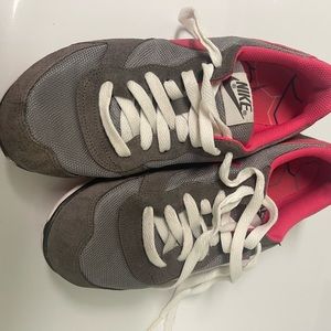 Women’s size 7 Nike